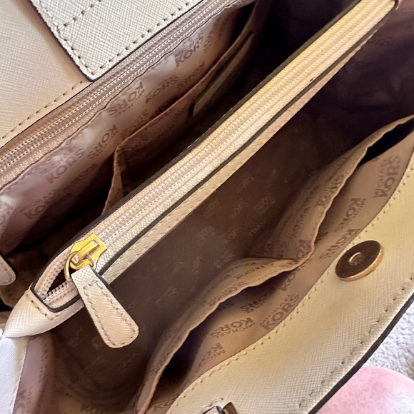 Cream/white Micheal Kors handbag. Like new - Picture 2 of 4